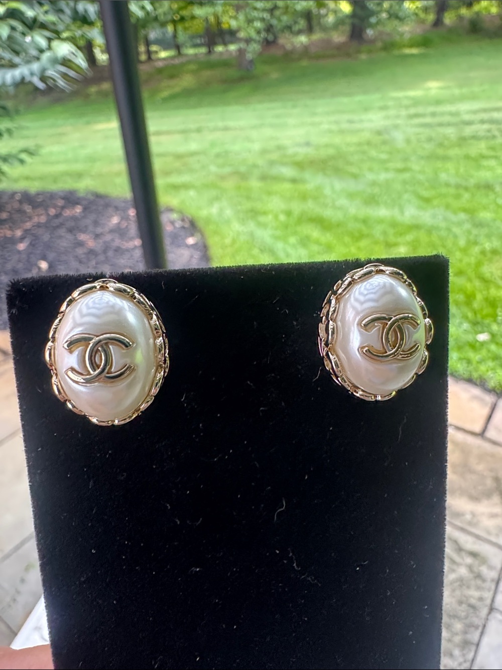 Earrings stud motif